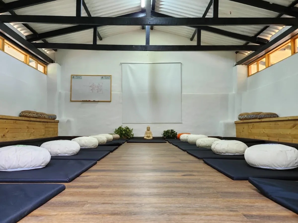 Salón preparado para una experiencia de bienestar en San Felipe